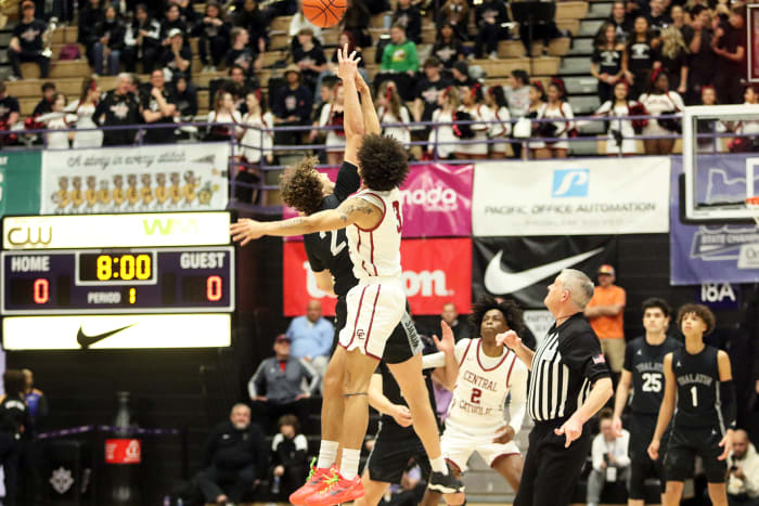 a Tualatin Central Catholic 6A Oregon boys basketball semifinal 2024 Dan Brood 12